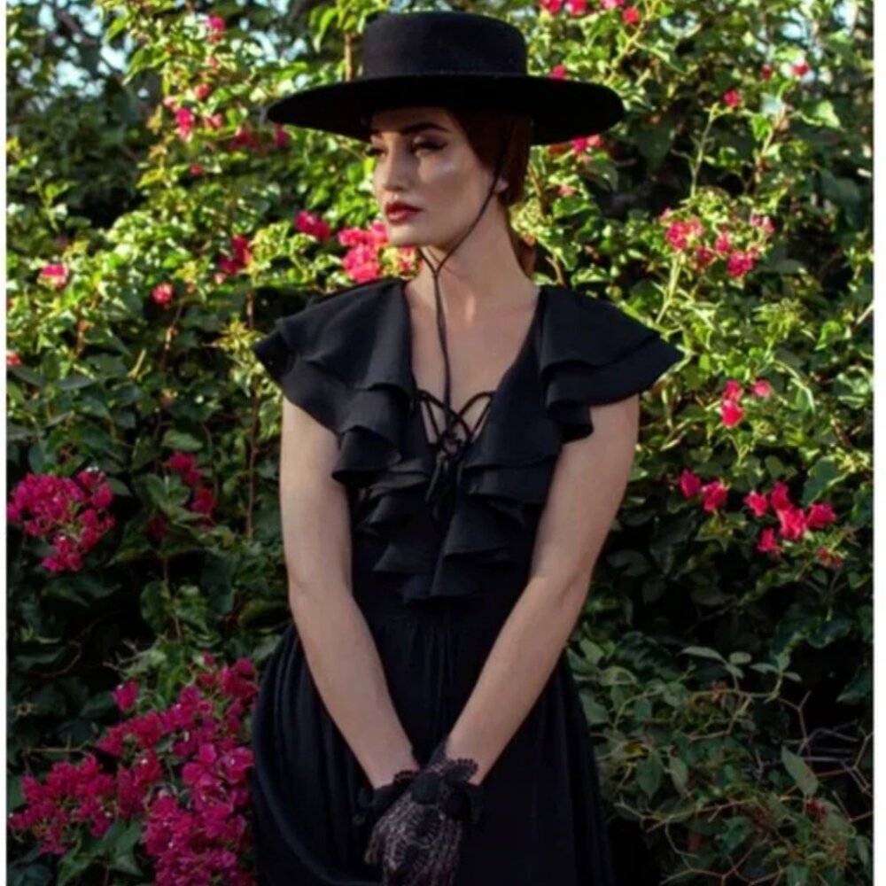 La Femme en noir Mythical Goddess Gown